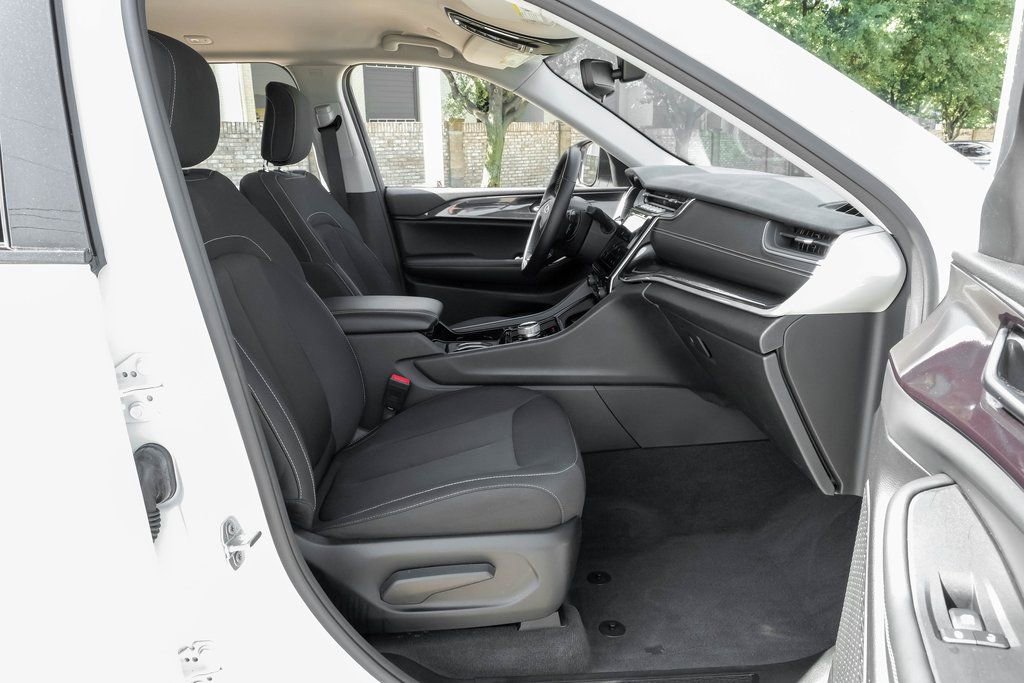 Used 2022 Jeep Grand Cherokee Laredo w/ Luxury Tech Group I image 43