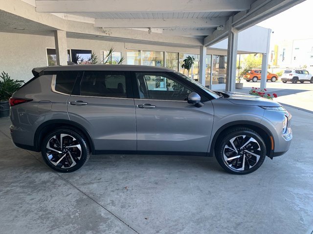 Used 2024 Mitsubishi Outlander SE image 2