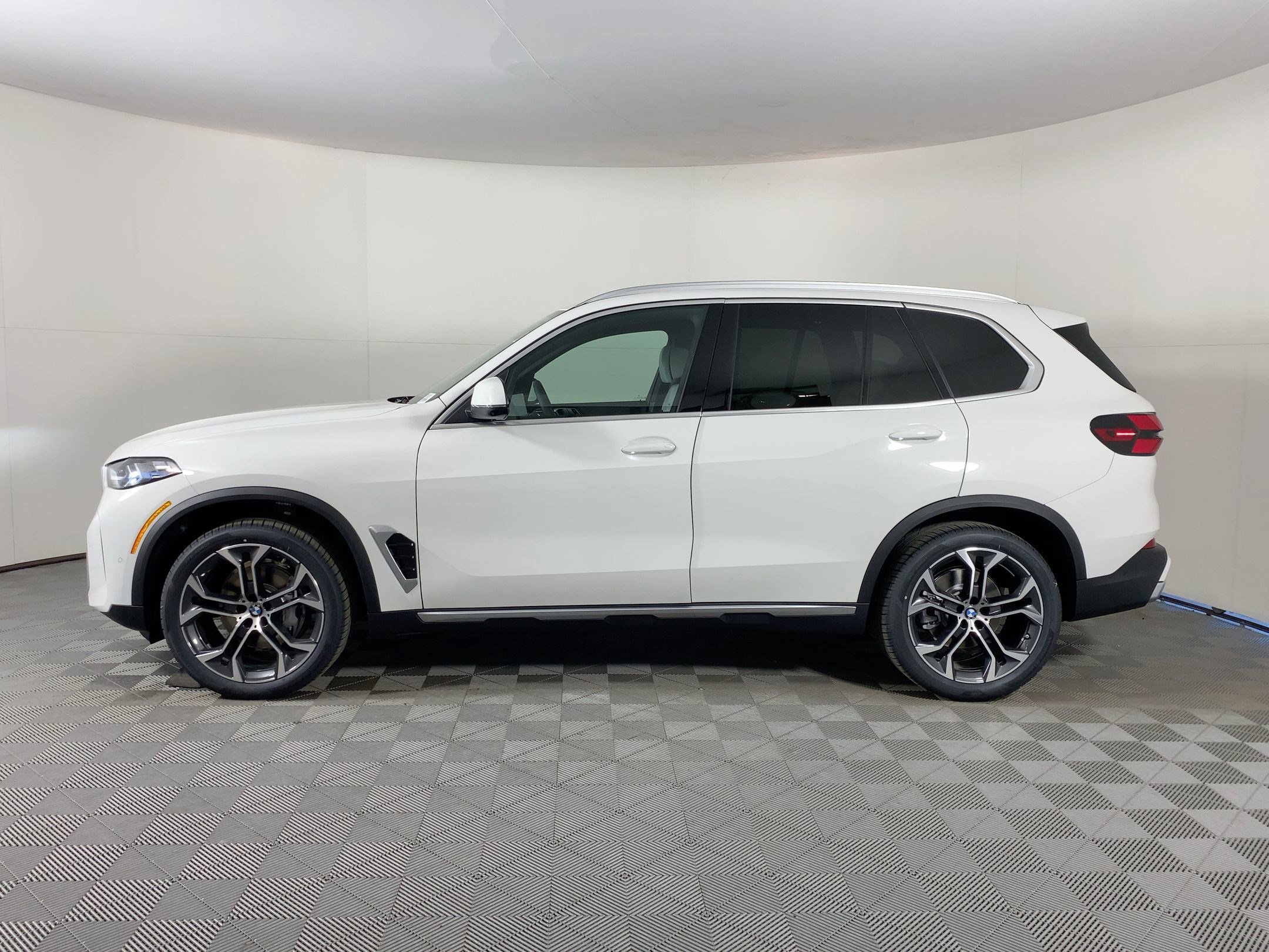 Used 2026 BMW X5 sDrive40i w/ Climate Comfort Package image 2