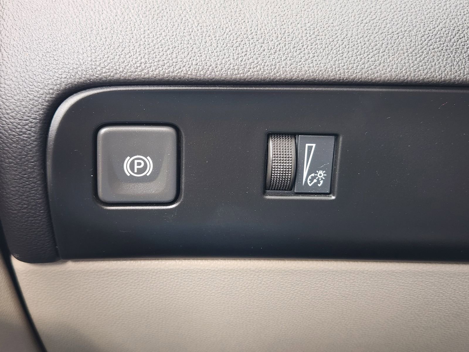 Used 2024 Buick Enclave Essence image 25