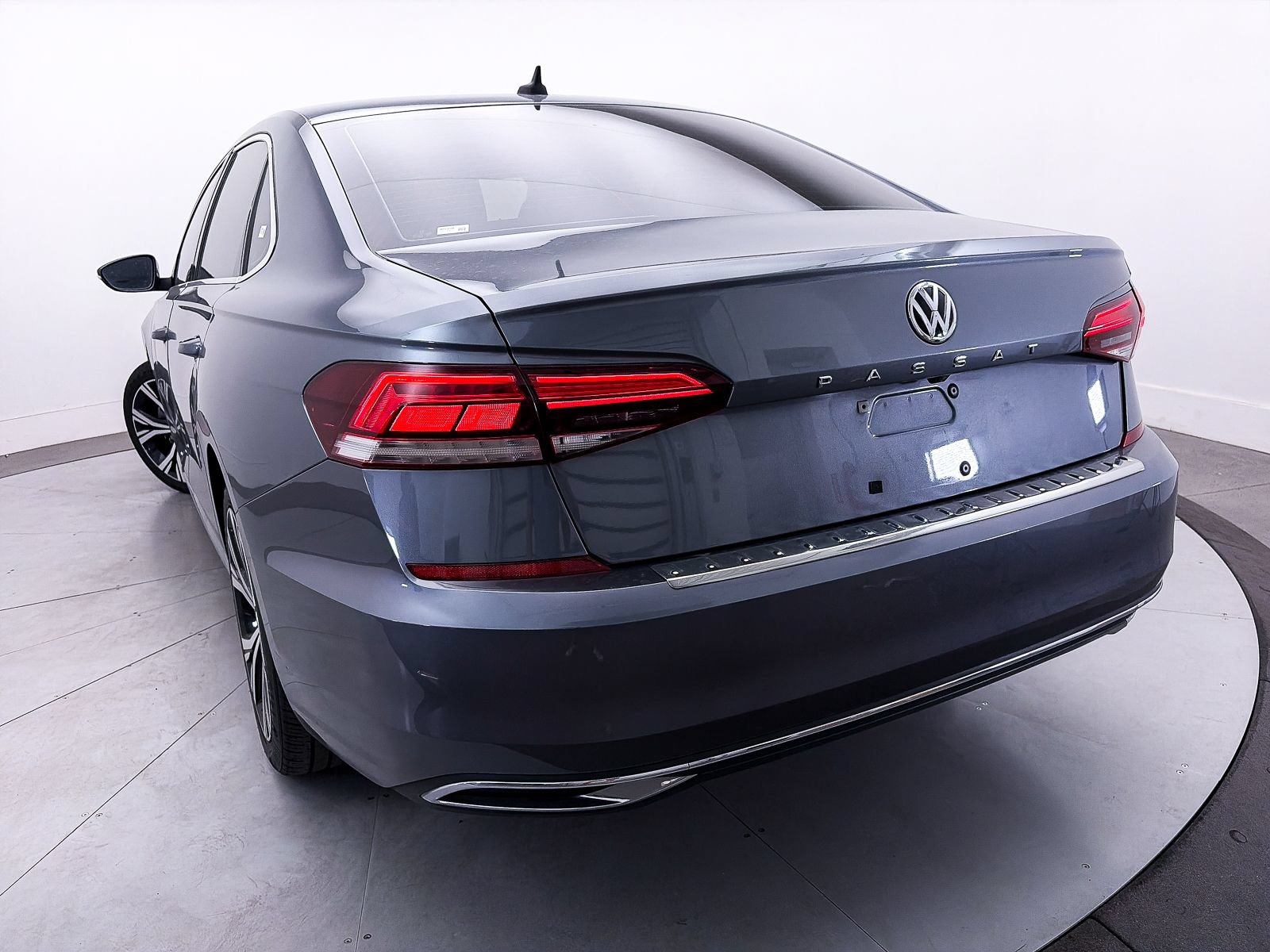 Used 2022 Volkswagen Passat 2.0T SE FWD image 4