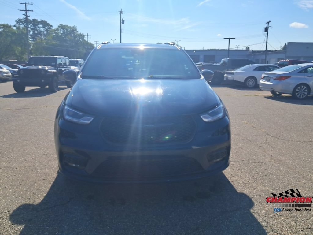 Used 2023 Chrysler Pacifica Limited w/ Uconnect Theater Family Group AWD/4WD image 10