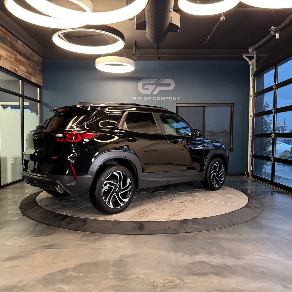 Used 2025 Chevrolet TrailBlazer RS FWD image 3