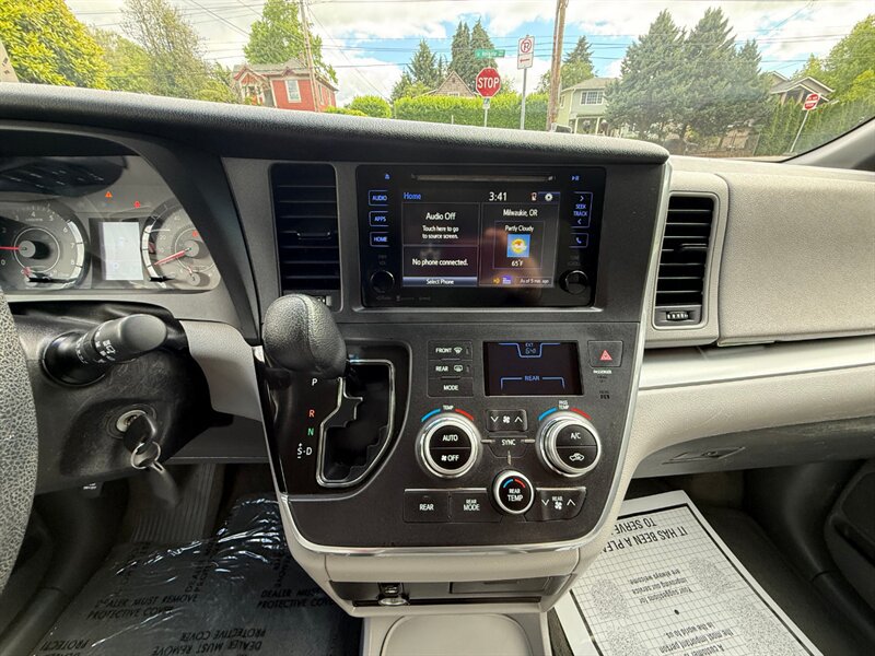 Used 2016 Toyota Sienna LE FWD image 16