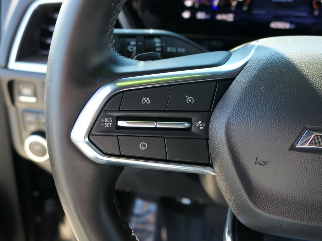 Used 2025 Chevrolet Suburban Z71 image 13