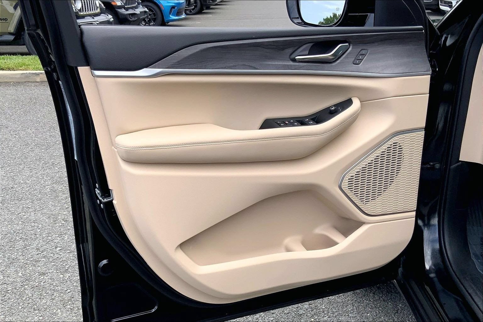 Certified 2025 Jeep Grand Cherokee Limited w/ Black Appearance Package AWD/4WD image 19