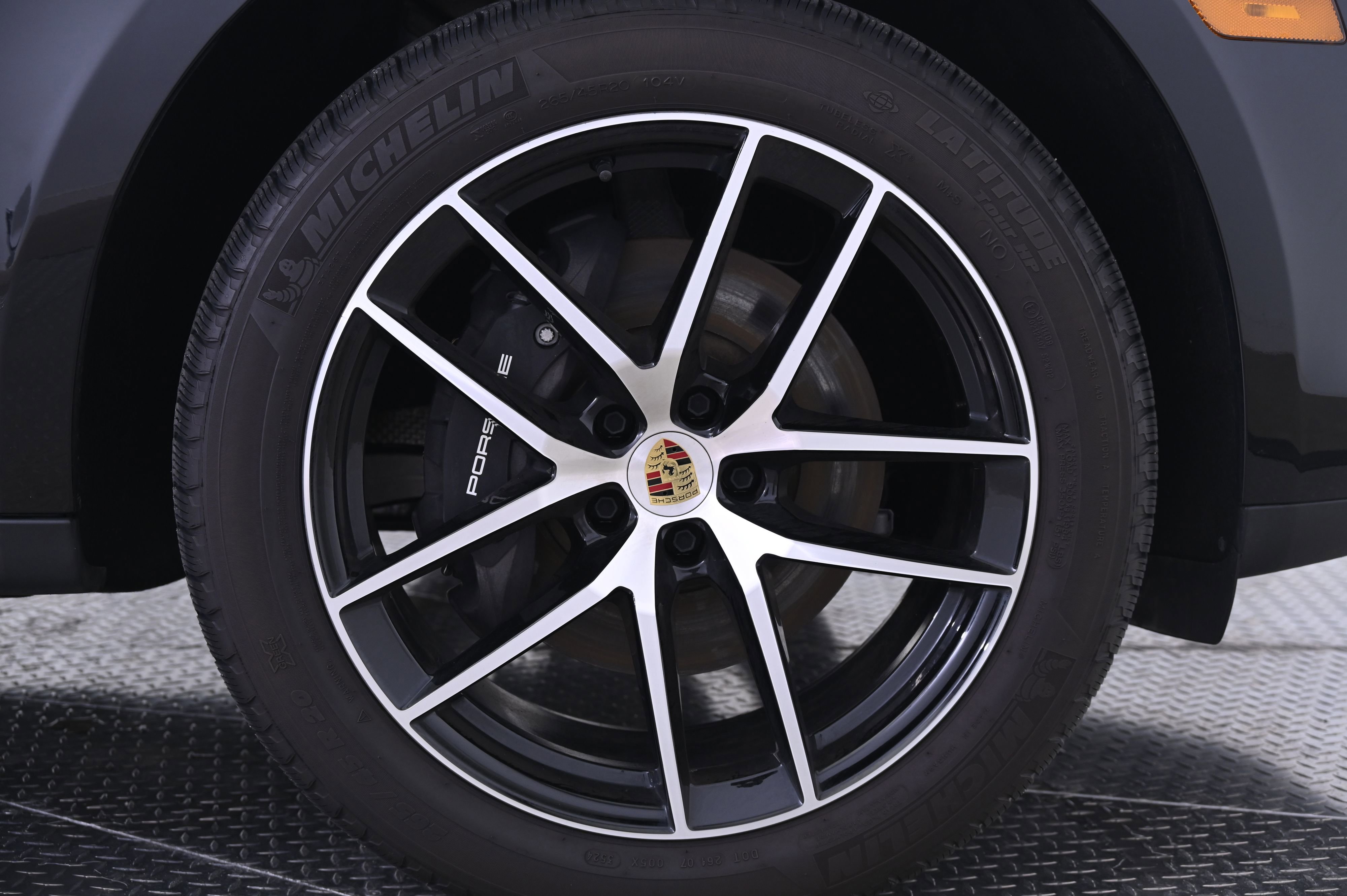 Certified 2025 Porsche Macan image 14