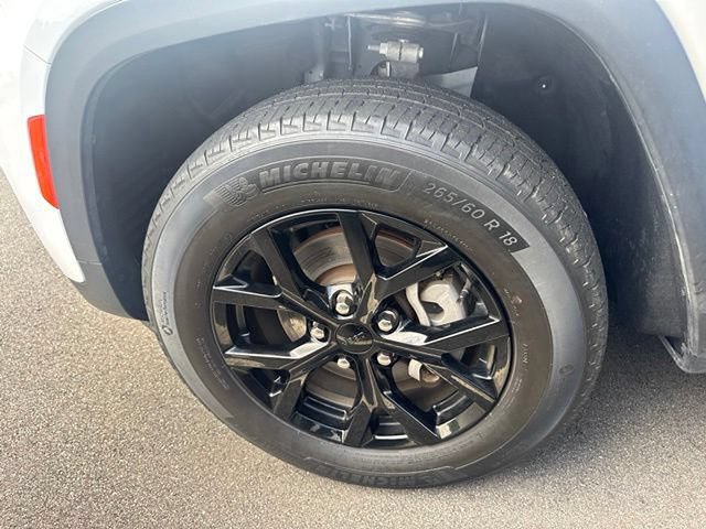 Used 2024 Jeep Grand Cherokee Altitude AWD/4WD image 9