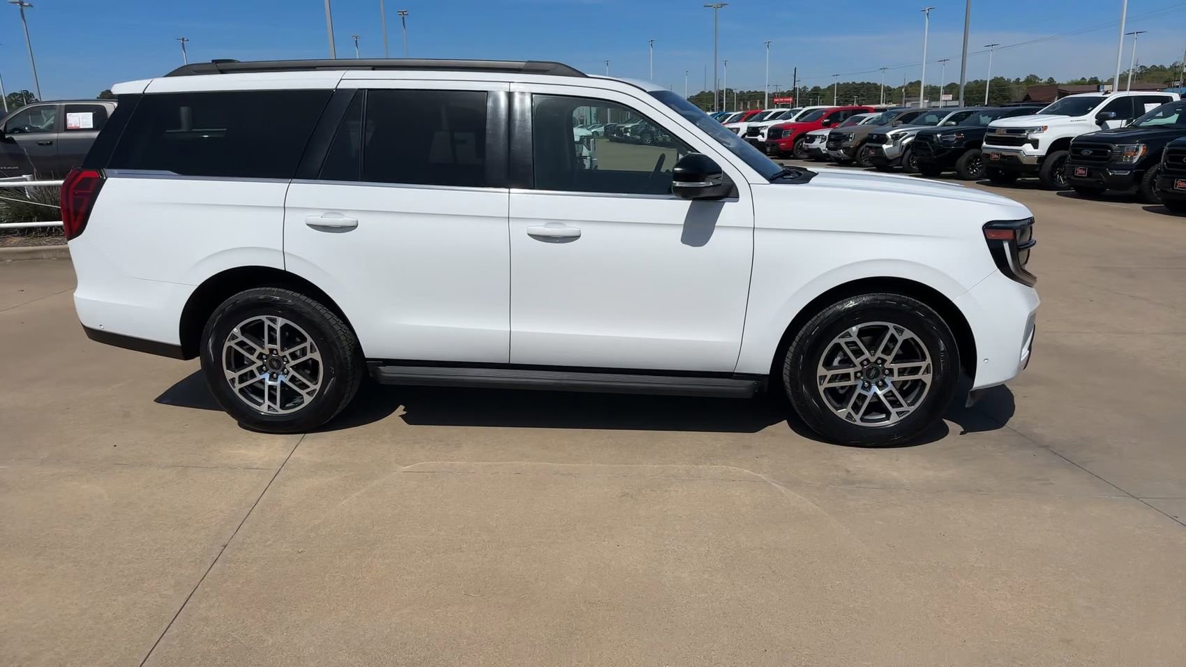 Used 2025 Ford Expedition Active AWD/4WD image 2