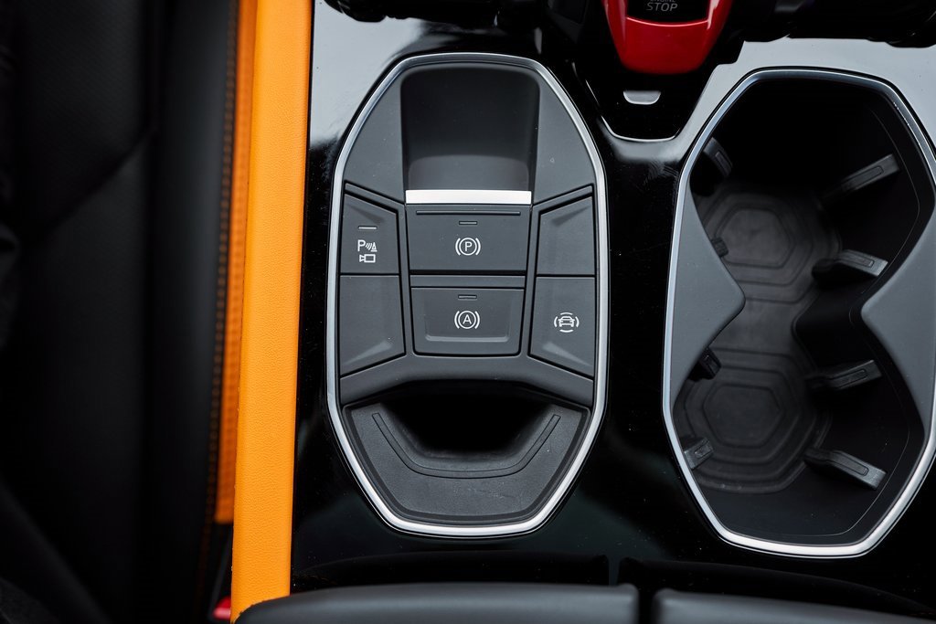 Used 2025 Lamborghini Urus SE image 64