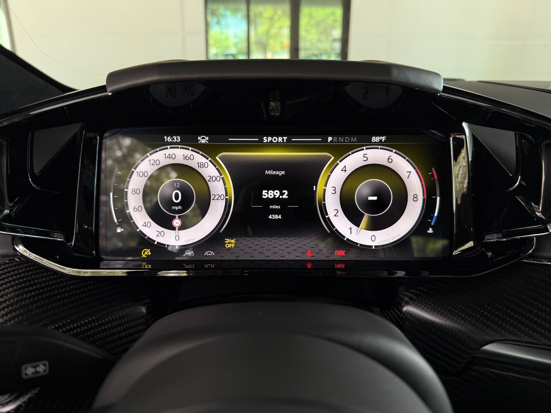 Used 2025 Aston Martin V8 Vantage Coupe RWD image 31