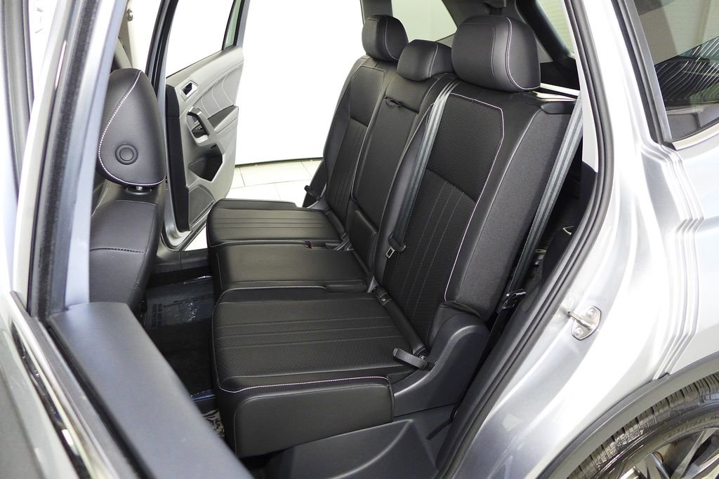 Used 2024 Volkswagen Tiguan SE w/ Panoramic Sunroof Package image 21