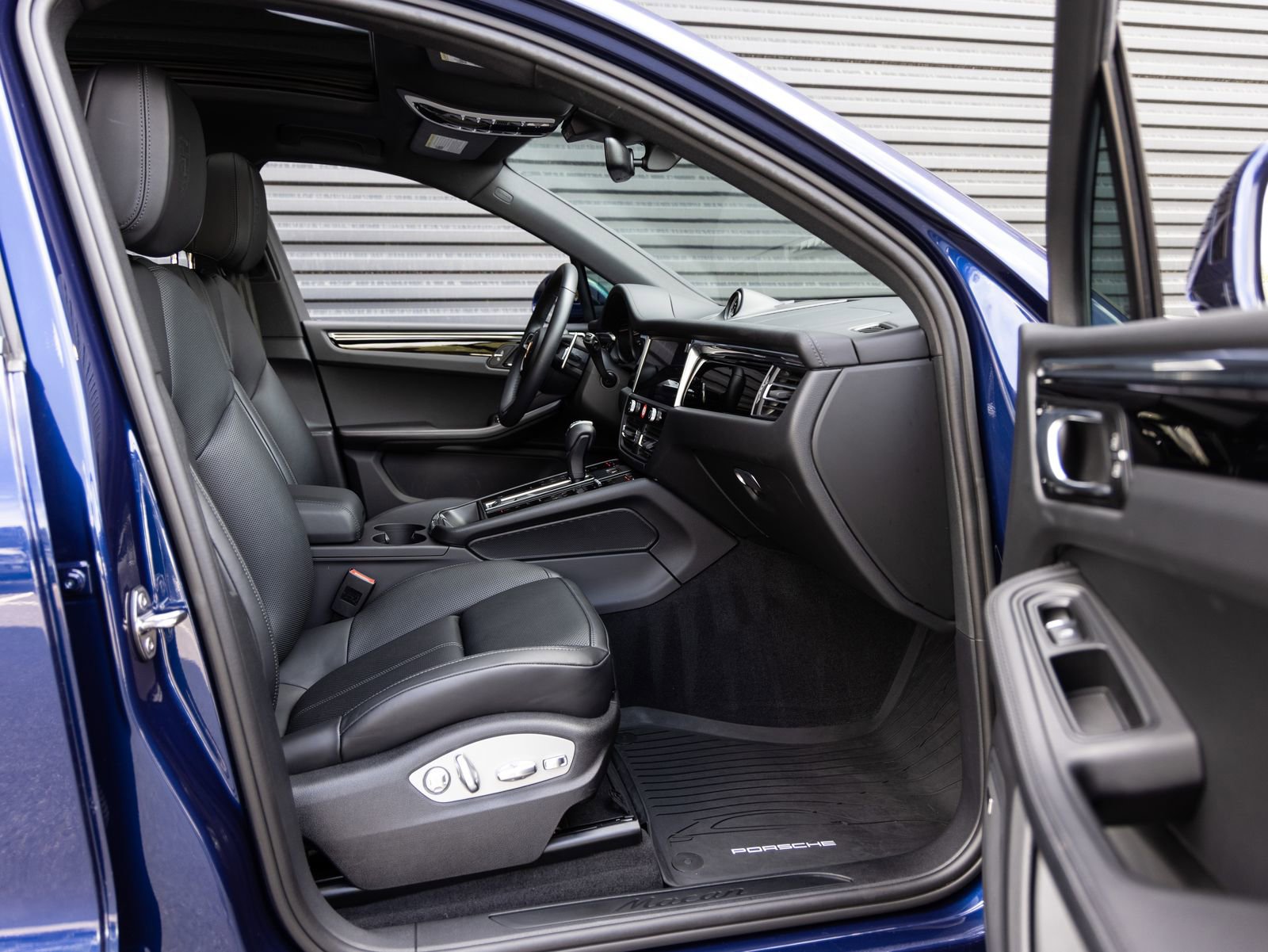 Certified 2025 Porsche Macan image 32