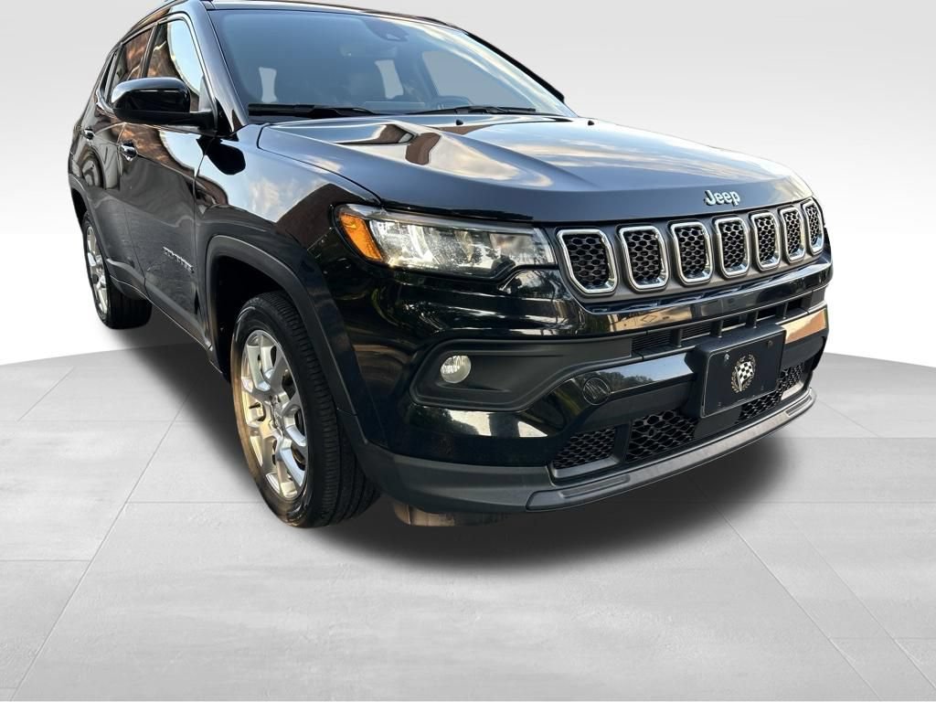 Used 2023 Jeep Compass Latitude w/ Sun and Sound Group AWD/4WD image 9