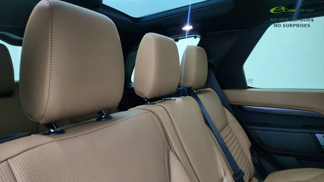 Used 2024 Land Rover Discovery Metropolitan Edition AWD/4WD image 34