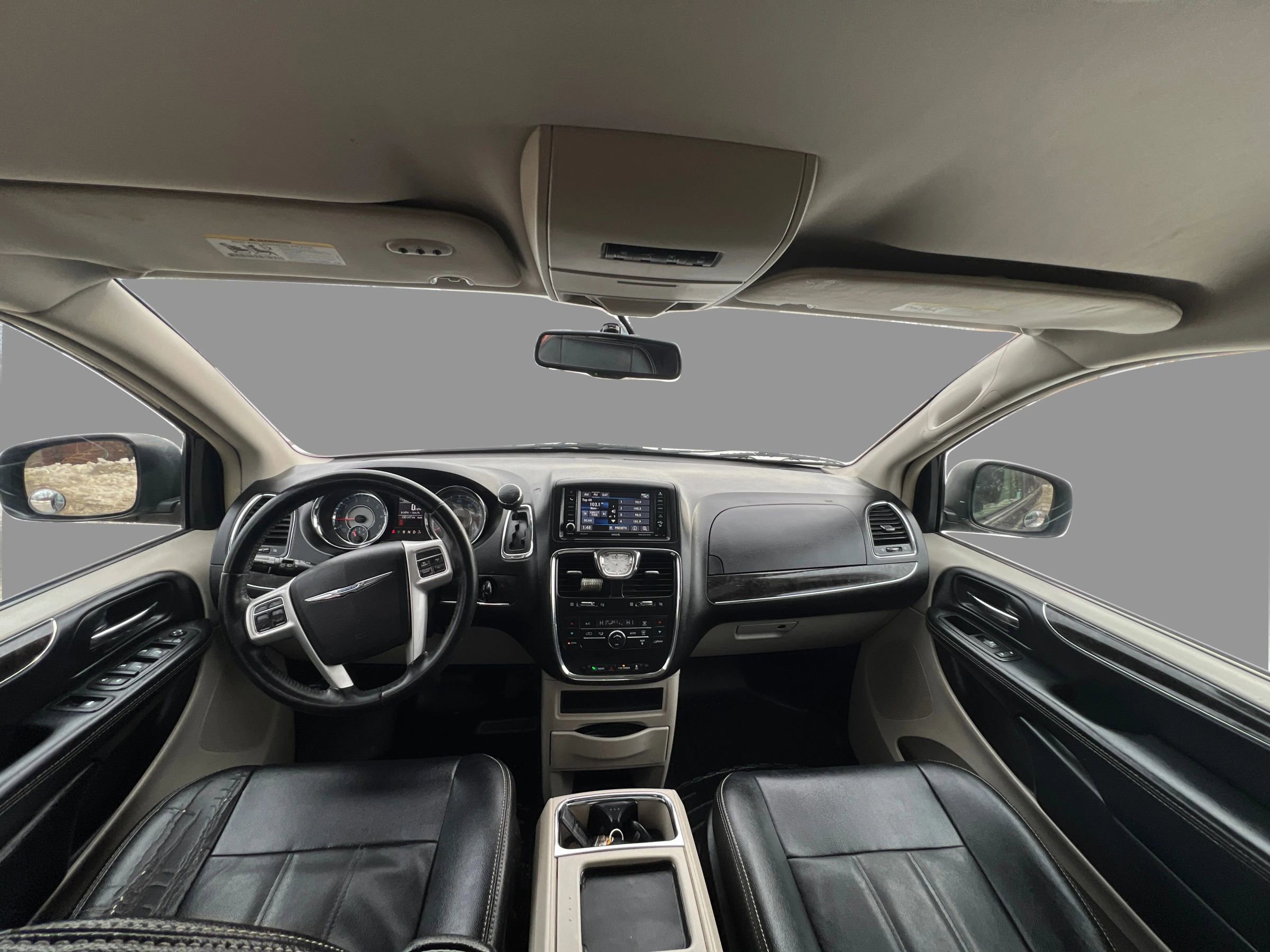 Used 2015 Chrysler Town & Country Touring image 20