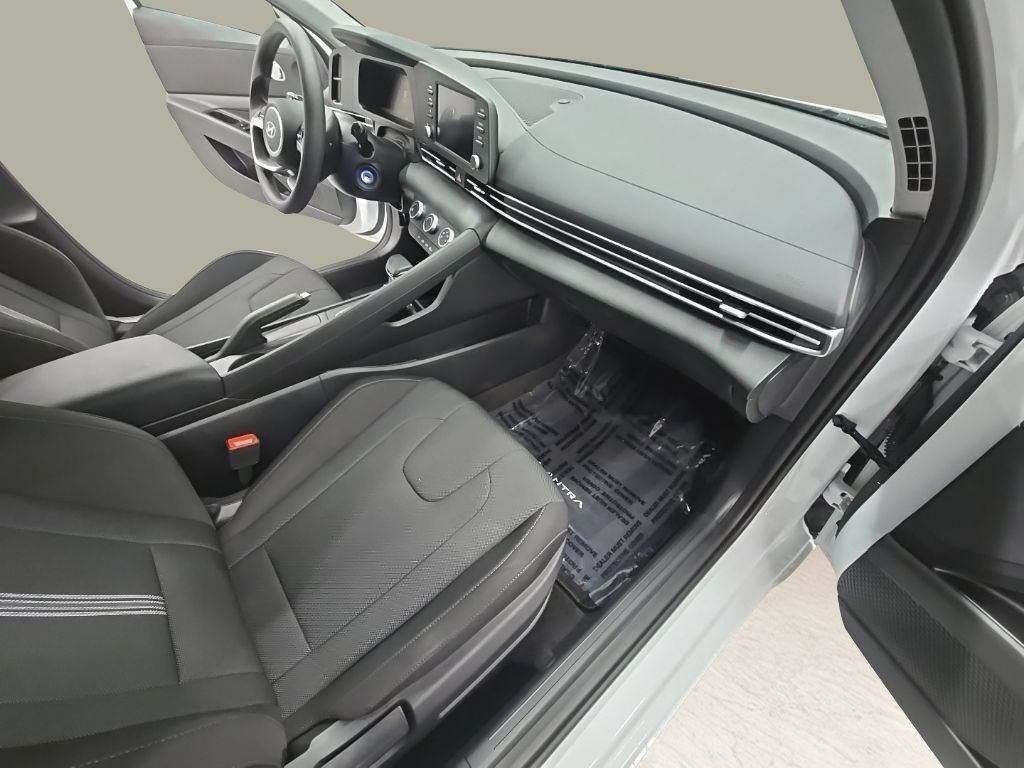 New 2026 Hyundai Elantra SE FWD image 18