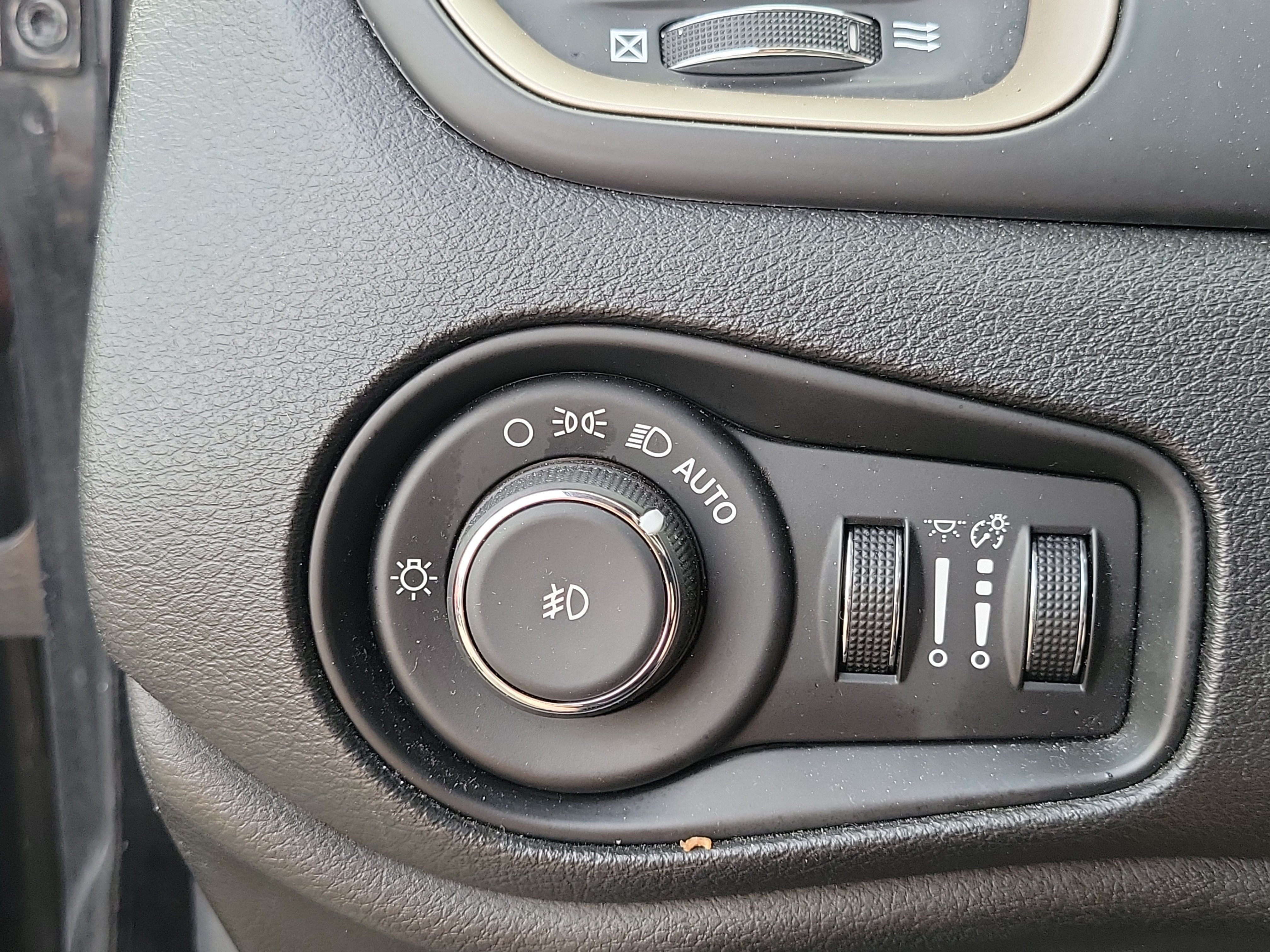 Used 2015 Jeep Renegade Limited FWD image 5