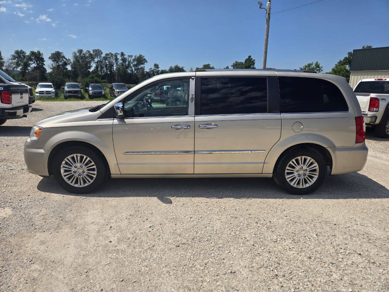 Used 2015 Chrysler Town & Country Limited Platinum FWD image 5