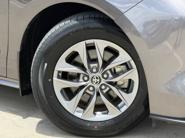 Used 2023 Toyota Sienna LE w/ LE Plus Package FWD image 2