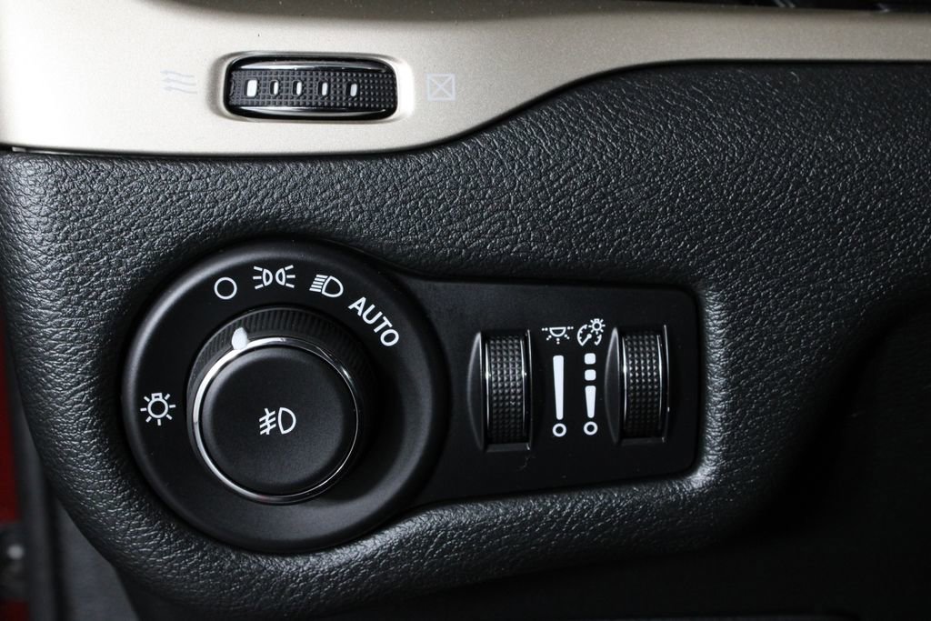 Used 2015 Jeep Cherokee Limited FWD image 23