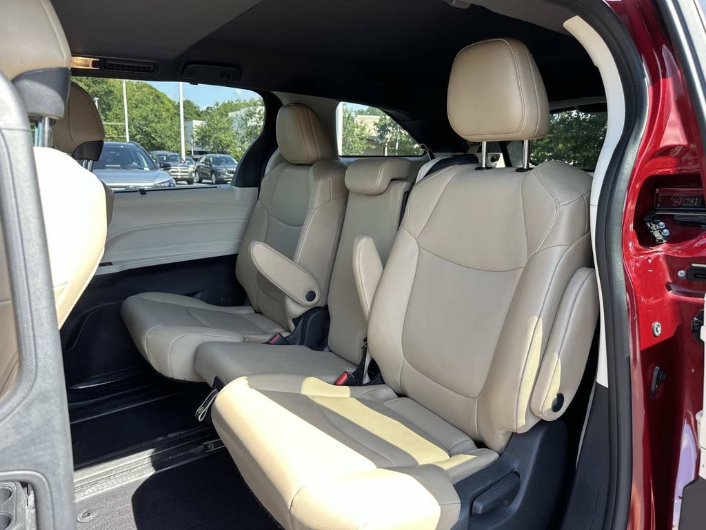 Used 2024 Toyota Sienna XLE FWD image 13
