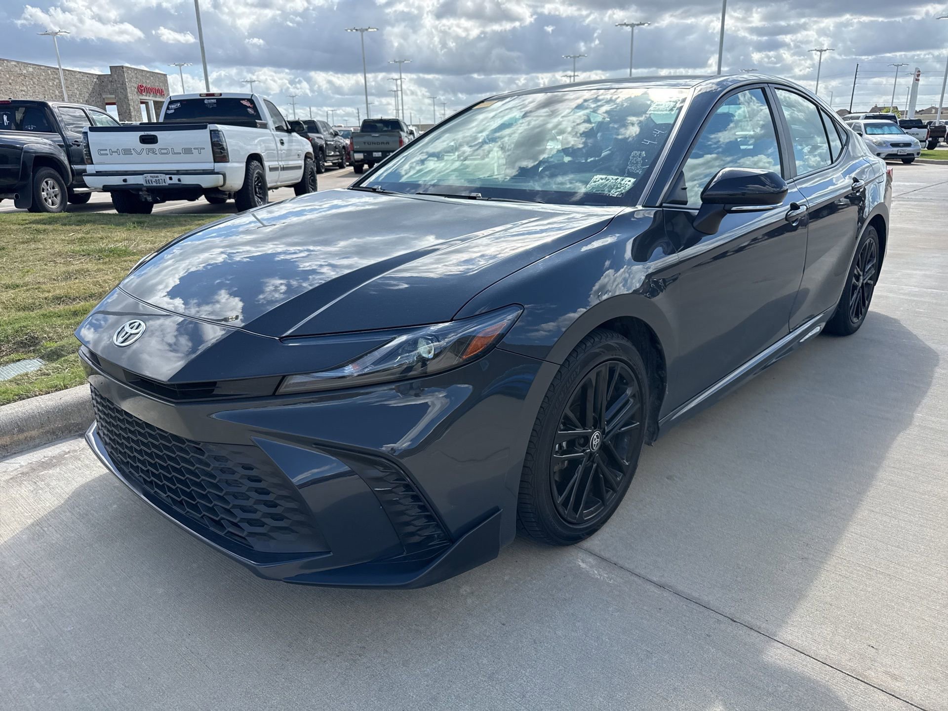 Used 2025 Toyota Camry SE FWD image 3