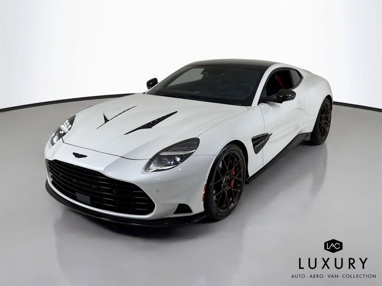 Used 2025 Aston Martin Vanquish RWD image 4