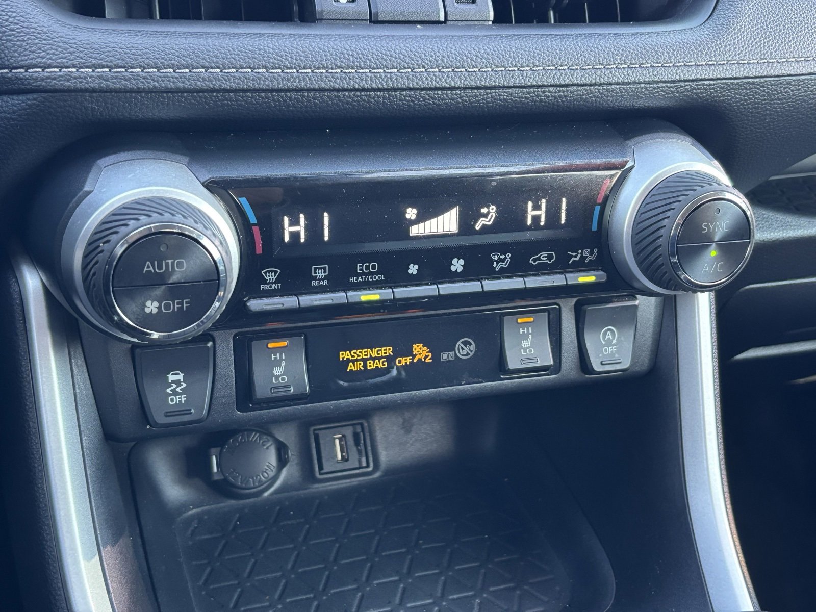 Used 2021 Toyota RAV4 XLE Premium image 7