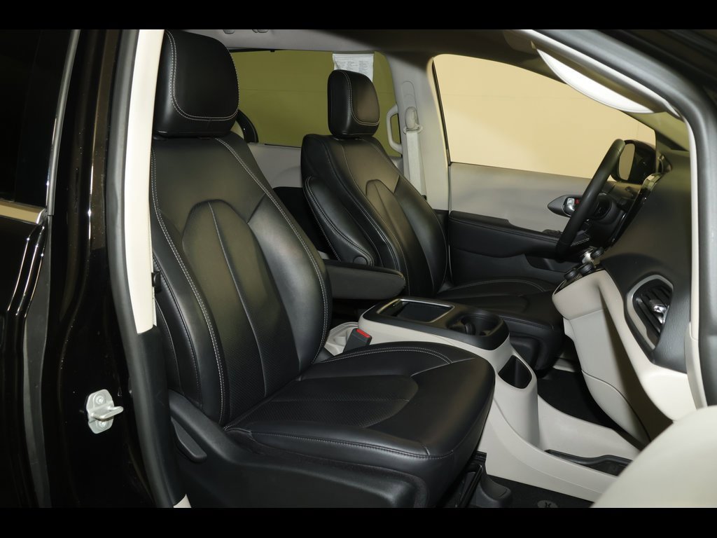 Used 2024 Chrysler Pacifica Touring-L image 29