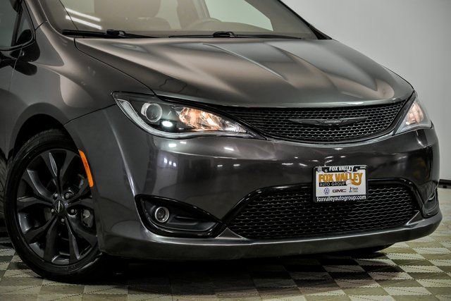 Used 2018 Chrysler Pacifica Touring-L Plus image 2