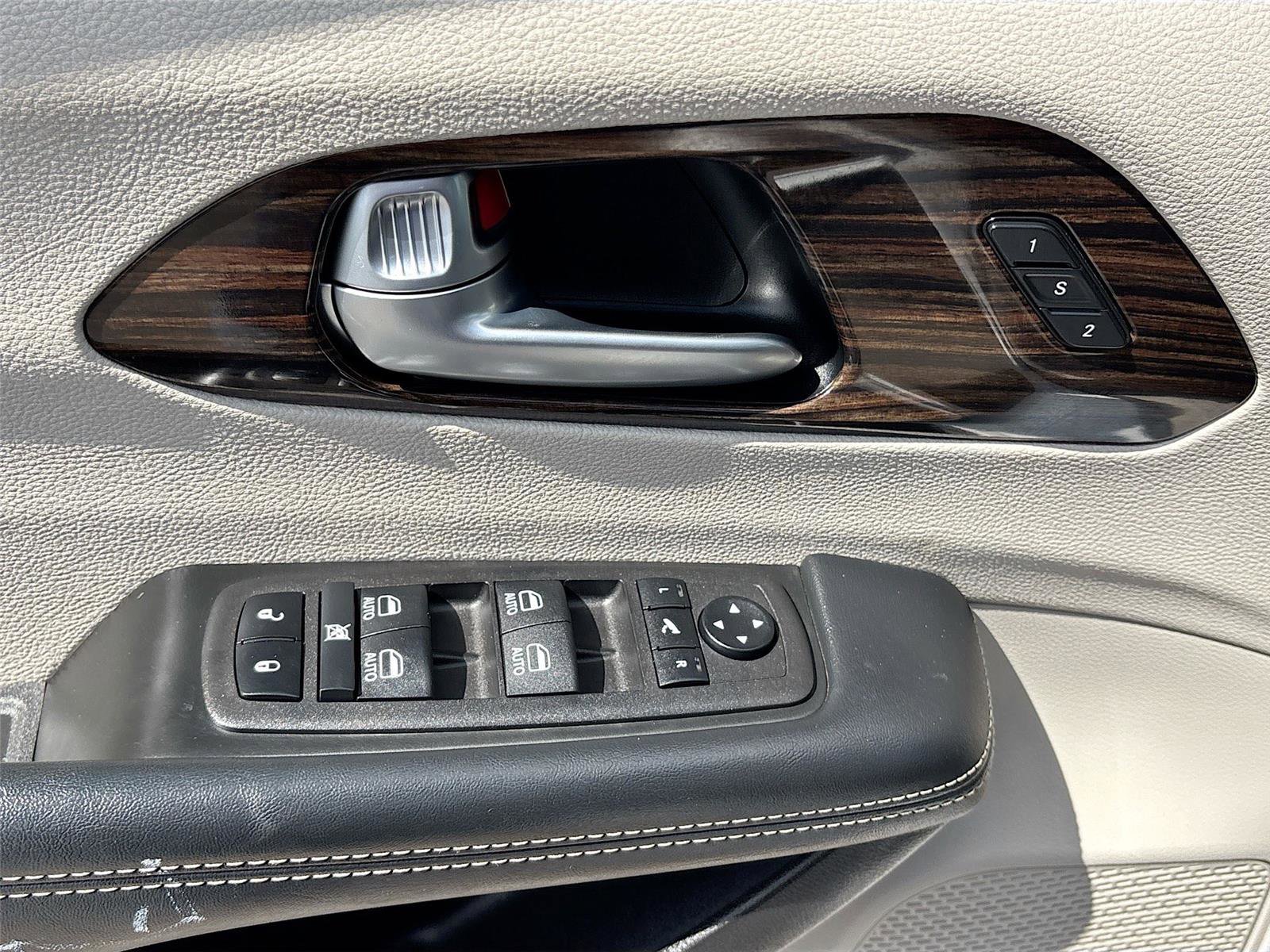 Used 2023 Chrysler Pacifica Limited image 18