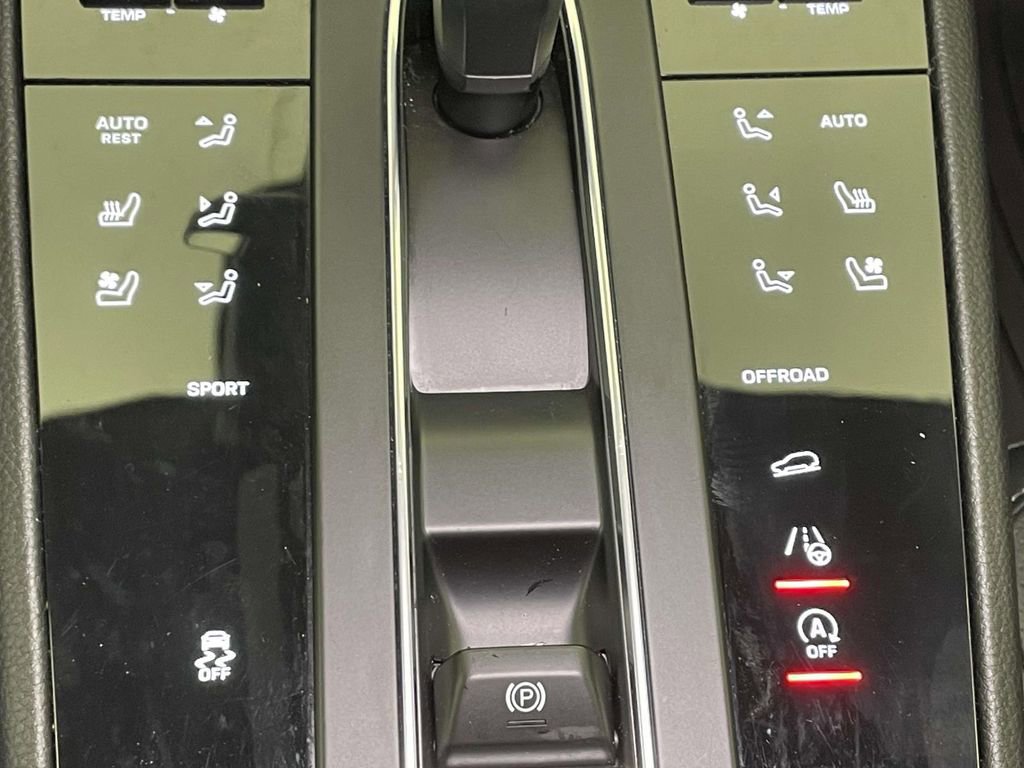 Certified 2025 Porsche Macan image 34