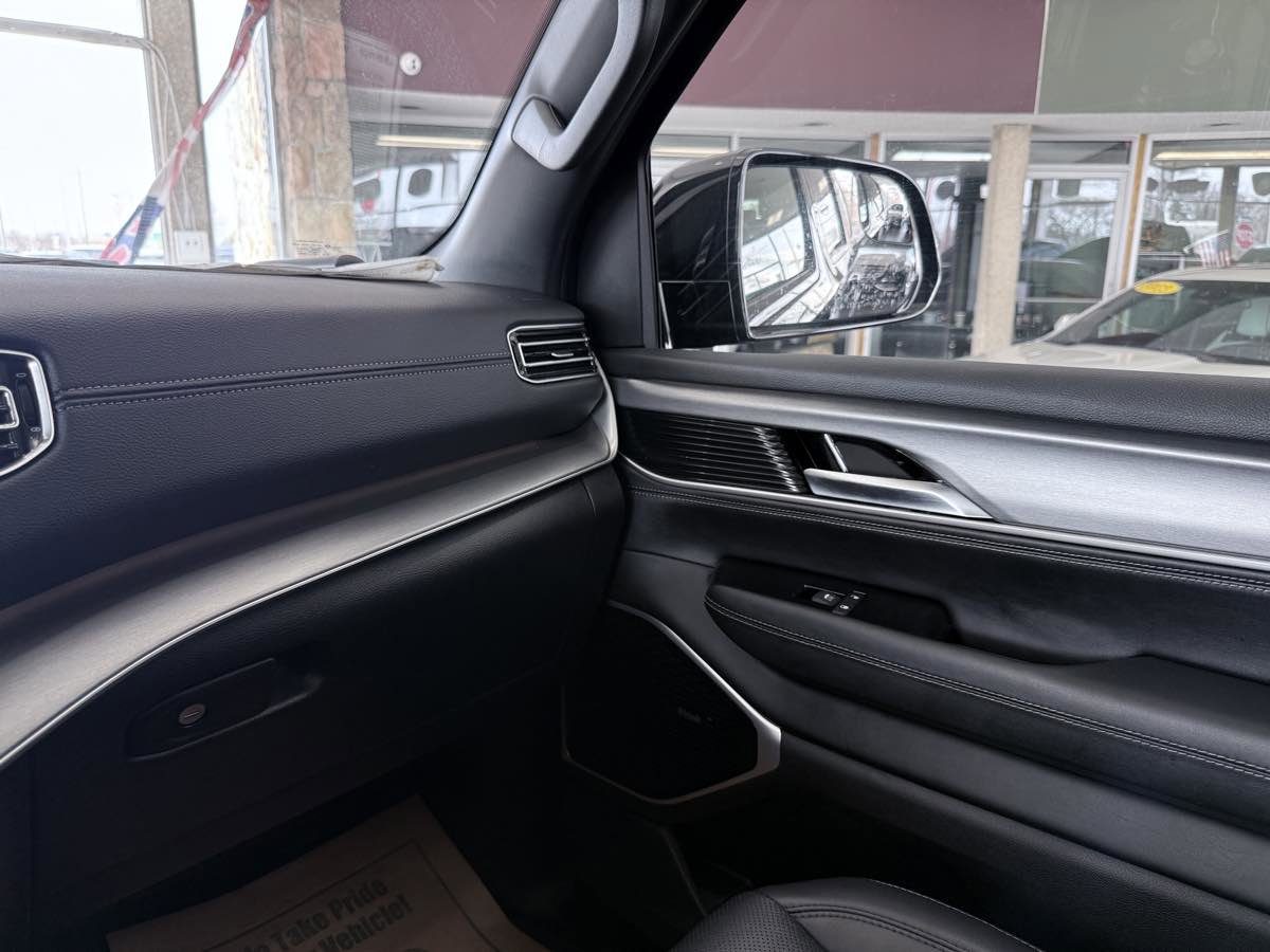 Used 2025 Jeep Wagoneer L Series III w/ Premium Group I AWD/4WD image 48