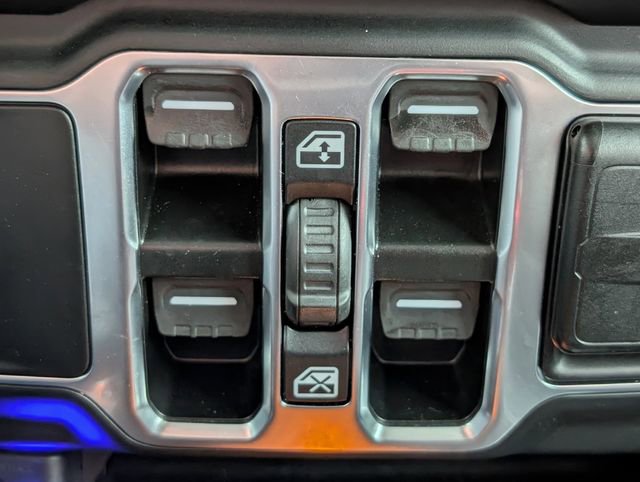 Used 2023 Jeep Gladiator Sport AWD/4WD image 17