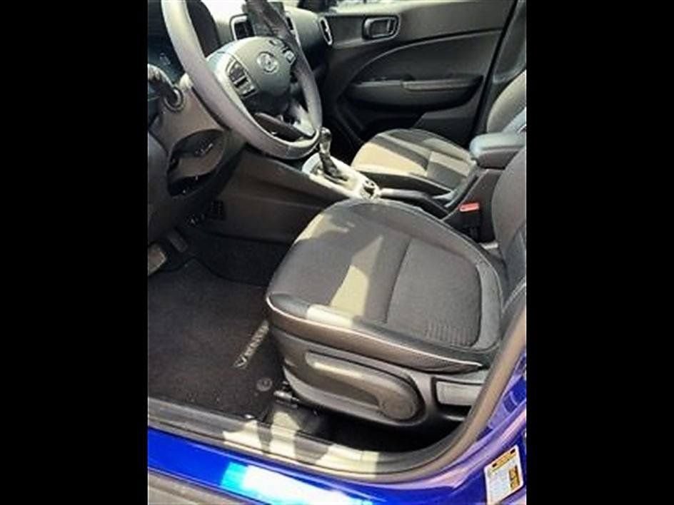 Used 2024 Hyundai Venue Limited FWD image 2