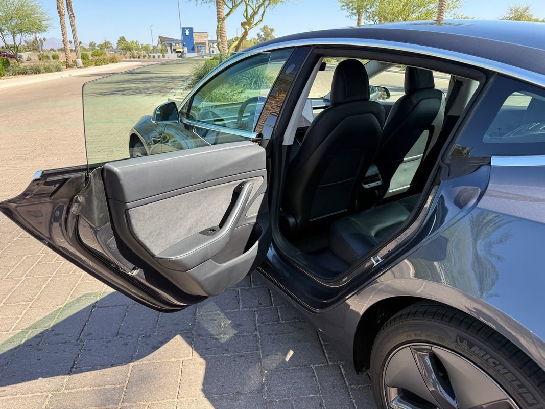 Used 2019 Tesla Model 3 Standard Range image 9