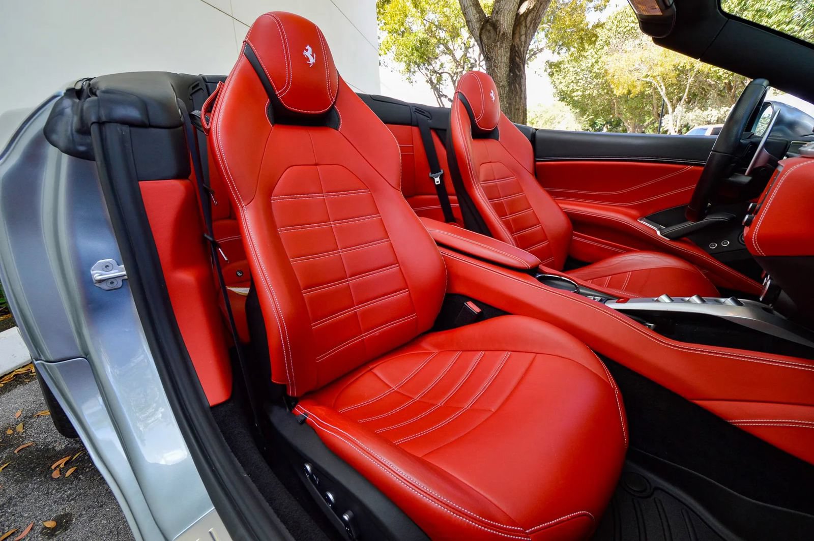 Used 2015 Ferrari California T RWD image 39