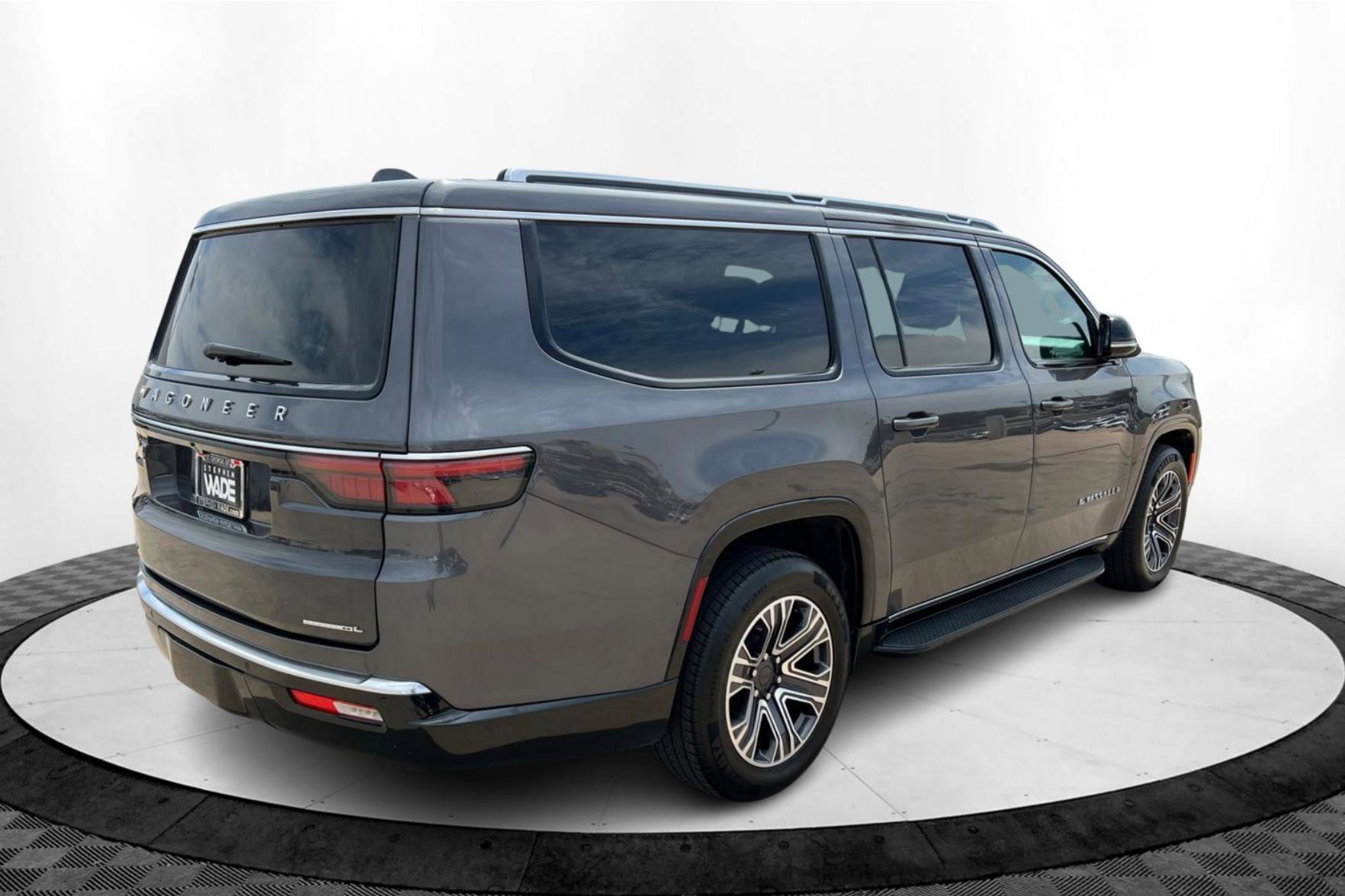 Used 2023 Jeep Wagoneer L Series II image 5