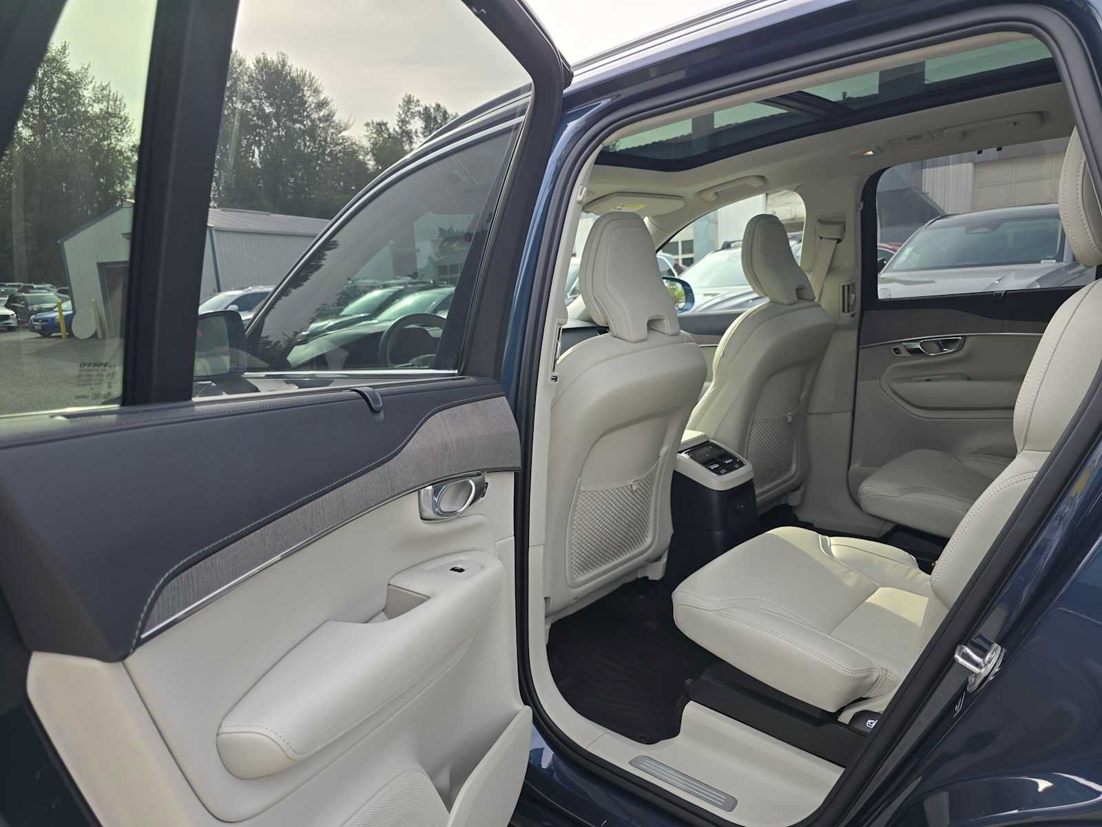 Used 2023 Volvo XC90 T8 Ultimate w/ Protection Package Premier AWD/4WD image 17