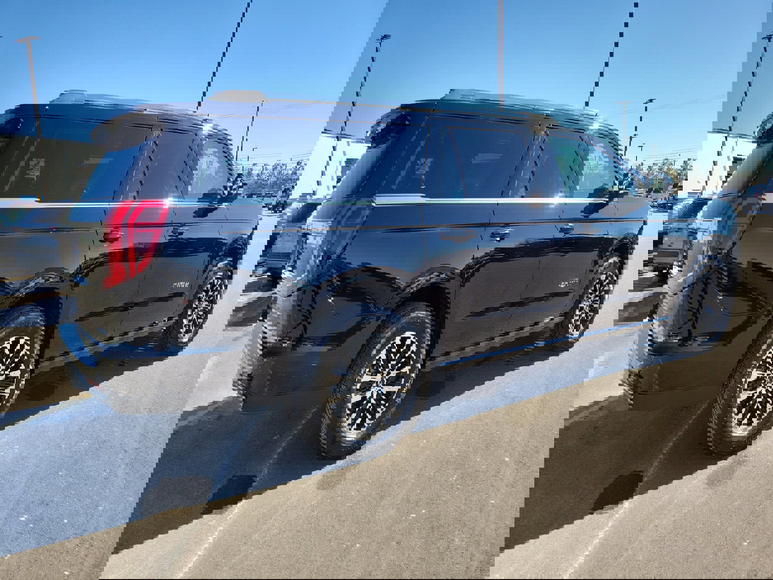 Certified 2025 Ford Expedition Max Platinum image 4