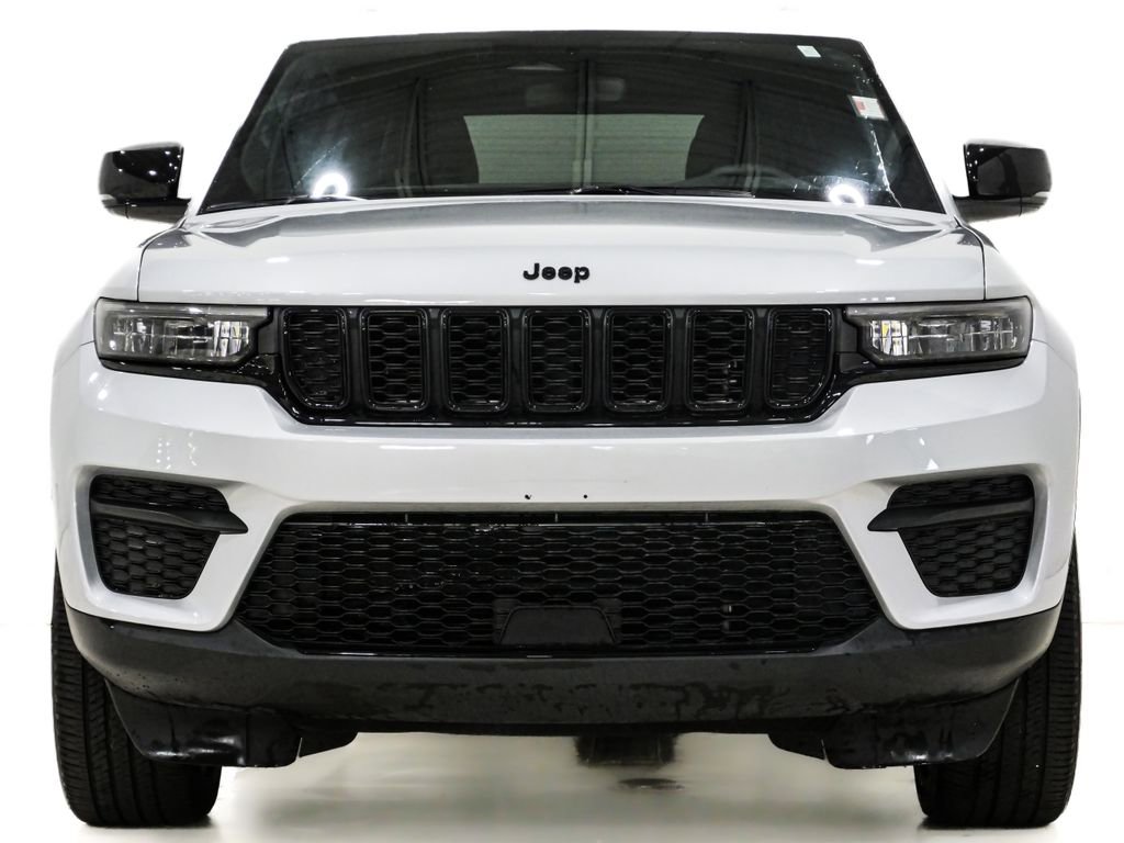 Used 2023 Jeep Grand Cherokee Altitude image 2