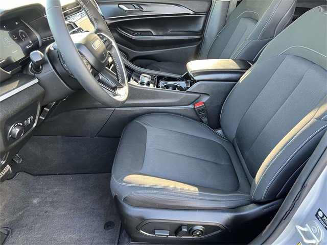 Used 2023 Jeep Grand Cherokee Laredo image 23