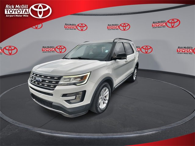 Used 2017 Ford Explorer XLT w/ Equipment Group 202A image 4