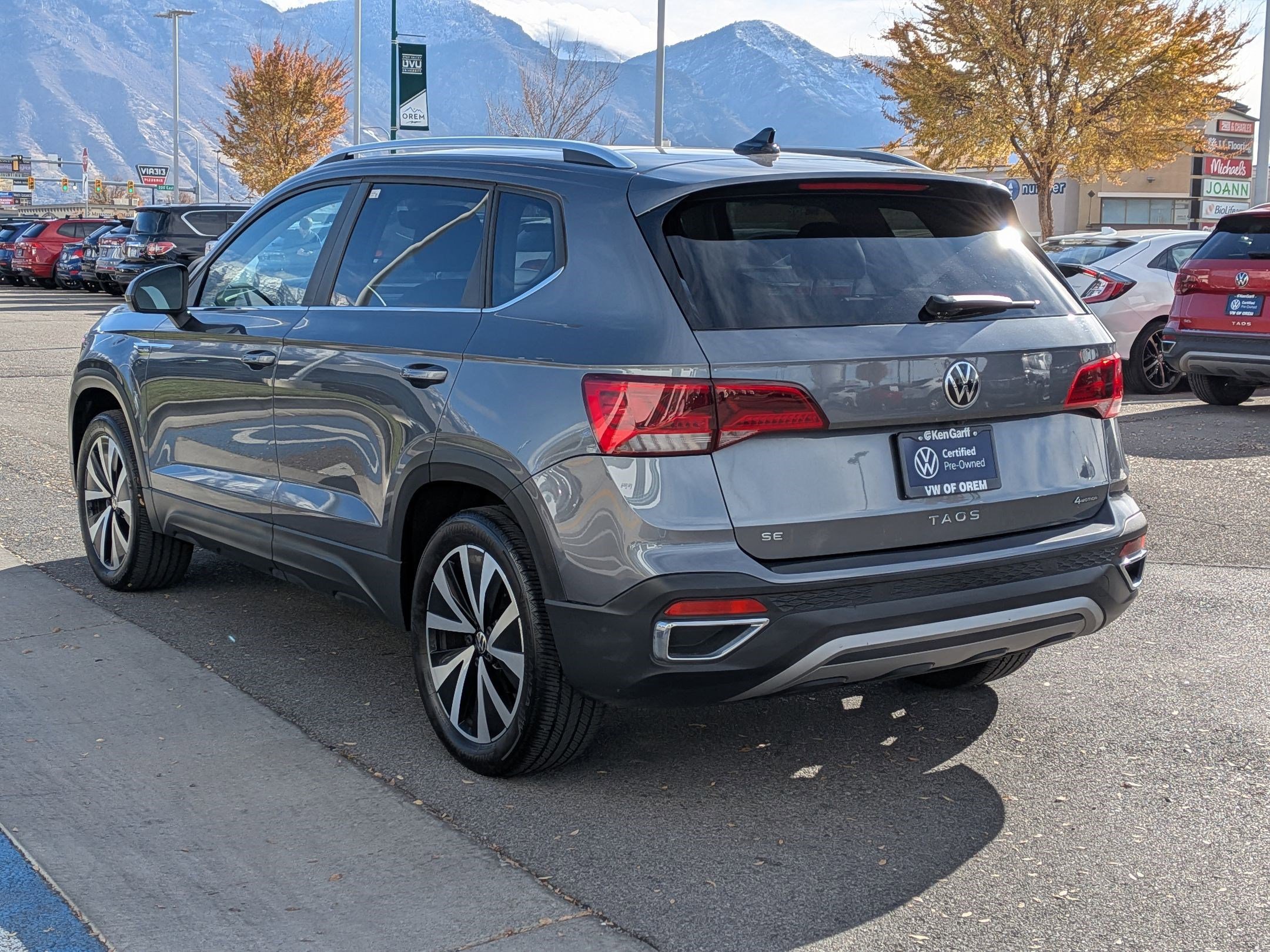 Certified 2023 Volkswagen Taos SE w/ Panoramic Sunroof Package image 9