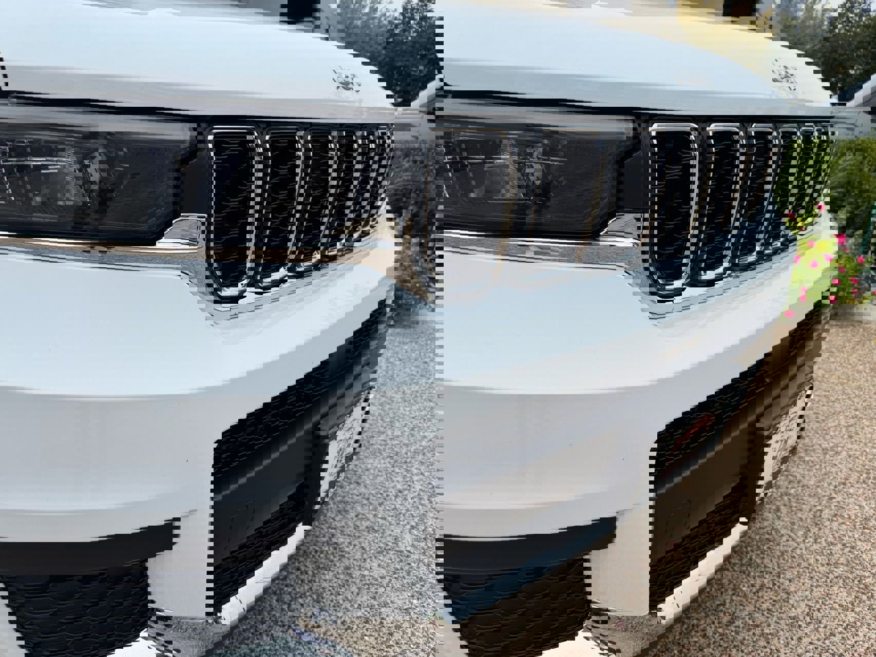 Used 2025 Jeep Grand Cherokee L Laredo w/ Luxury Tech Group I image 2