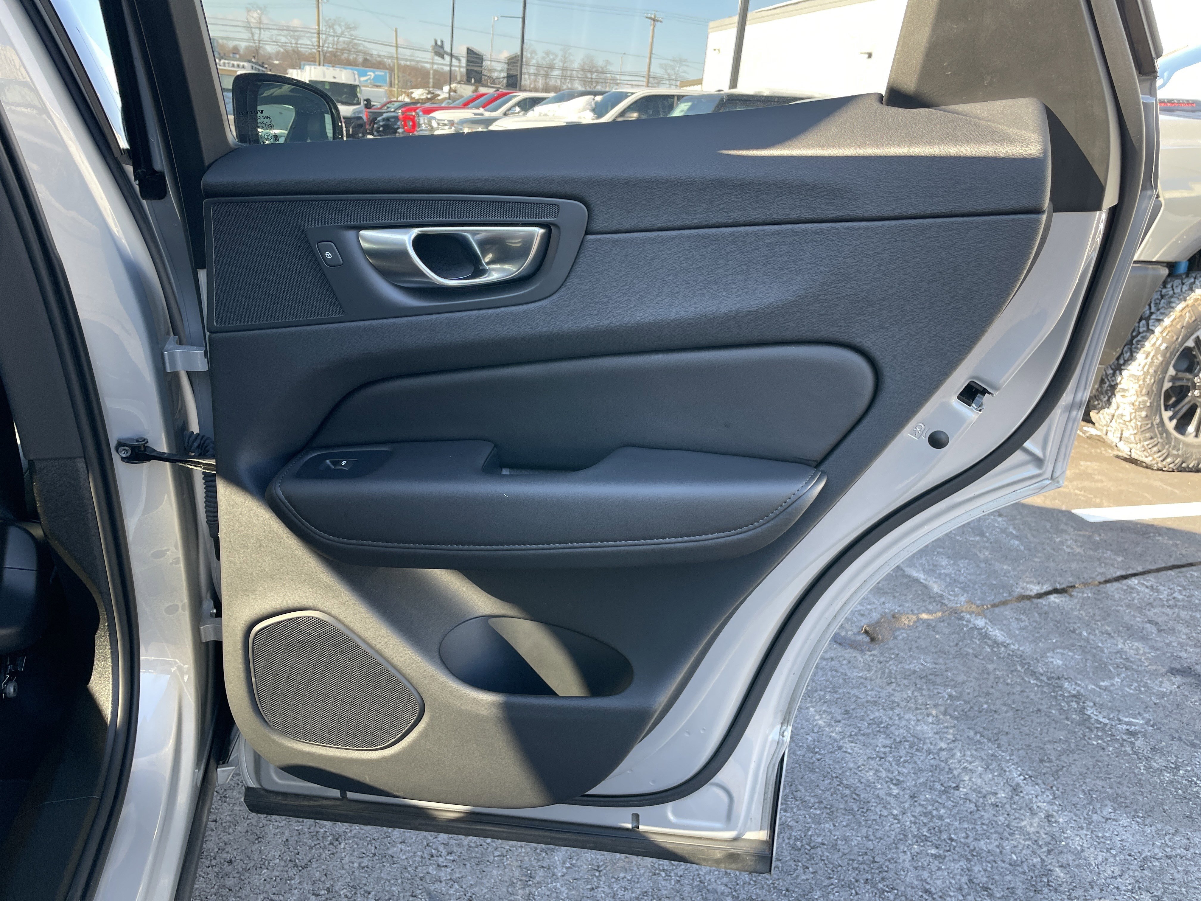 Used 2025 Volvo XC60 B5 Plus image 17