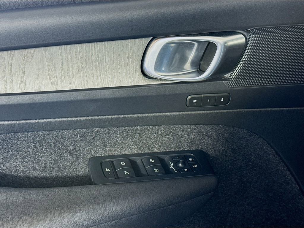 Used 2023 Volvo XC40 B5 Core w/ Convenience Package image 18