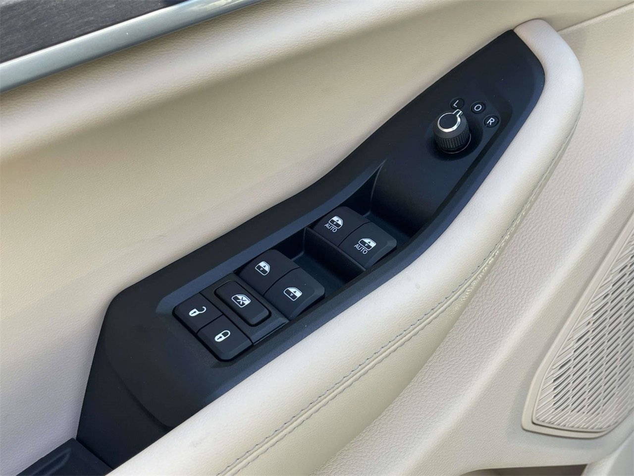 New 2025 Jeep Grand Cherokee L Limited w/ Black Appearance Package image 27