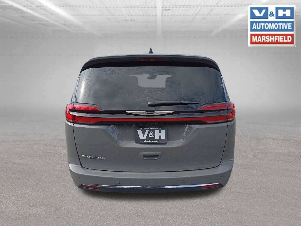 Used 2025 Chrysler Pacifica Select FWD image 3